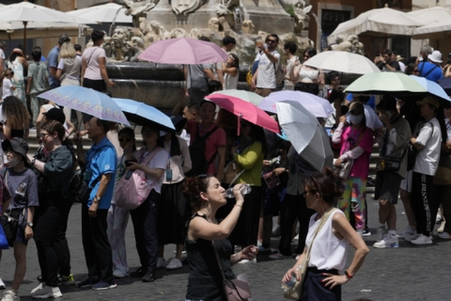 Turistas hacen fila ante el Panteón en Roma en plena ola de calor. Un peligro para las personas vulnerables.