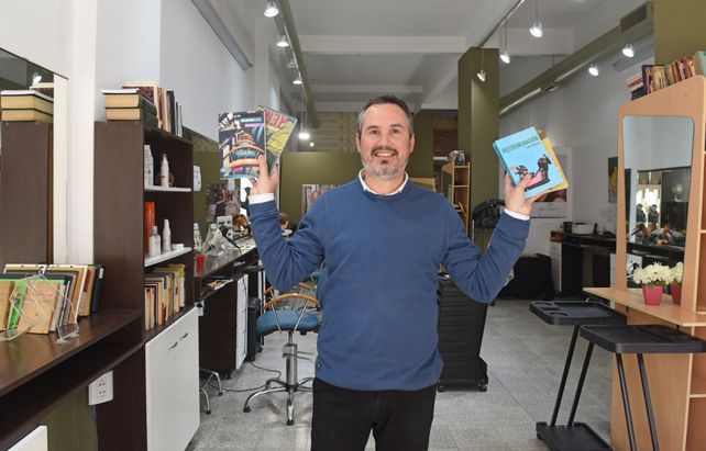 El escritor y peluquero publicó cuatro libros en seis años y tiene el boceto de otra novela que escribió durante la pandemia.