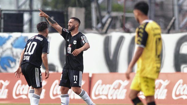 Gustavo Fernández anotó el segundo gol de Deportivo Riestra.