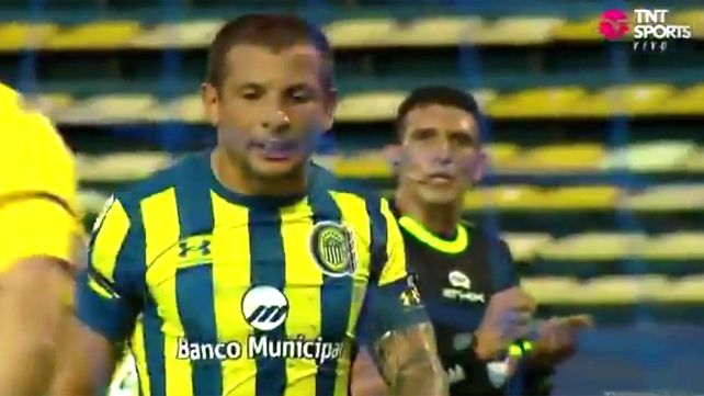 El cruce entre Emiliano Vecchio y el árbitro Andrés Merlos fue tendencia en las redes sociales.&nbsp;