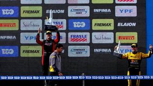 El podio del Top Race V6 a pleno y con el trofeo del Monumento como emblema.