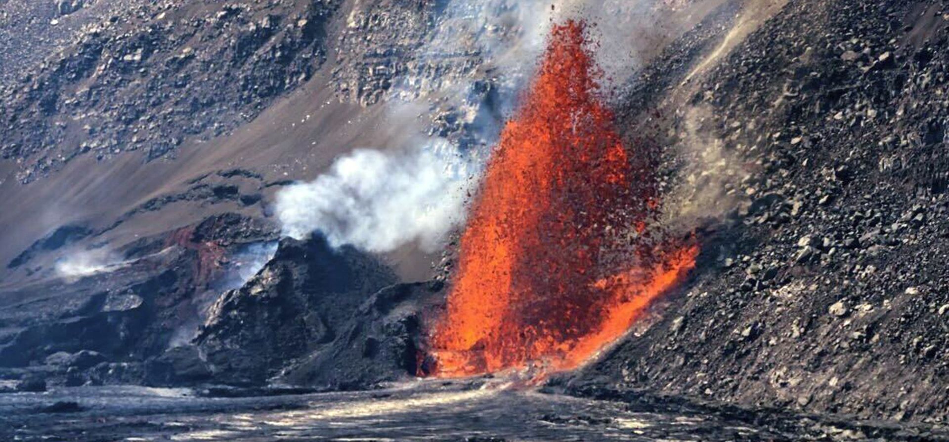 En esta imagen, proporcionada por Janice Wei, pueden verse fuentes de lava de la erupción del volcán Kilauea, en Hawai. (Janice Wei/NPS vía AP) En esta imagen, proporcionada por Janice Wei, pueden verse fuentes de lava de la erupción del volcán Kilauea, en Hawai. (Janice Wei/NPS vía AP)