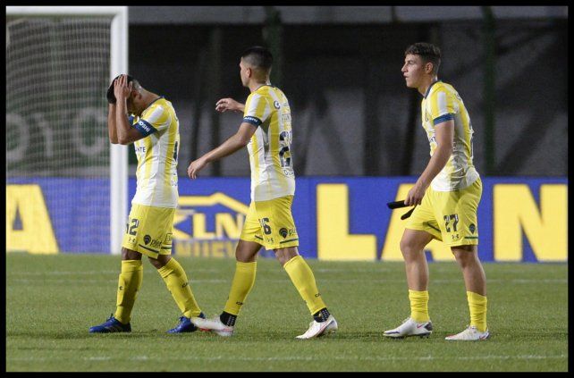 Final del partido. Leandro Iglesias, Nahuel Franco y Gino Infantino se retiran del campo de juego.