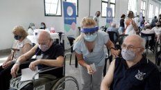 Vacunación a adultos mayores desarrollada en Rosario durante la semana. Vacunación a adultos mayores desarrollada en Rosario durante la semana.