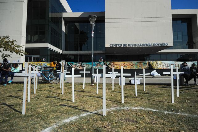 Cruces con nombres de víctimas fatales. Todo un símbolo frente al Centro de Justicia Penal.