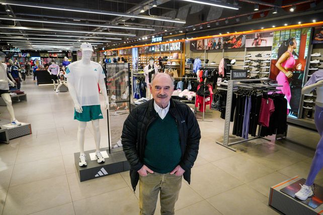 Nelson dentro de su local de Sport 78 sobre peatonal Córdoba y Sarmiento.