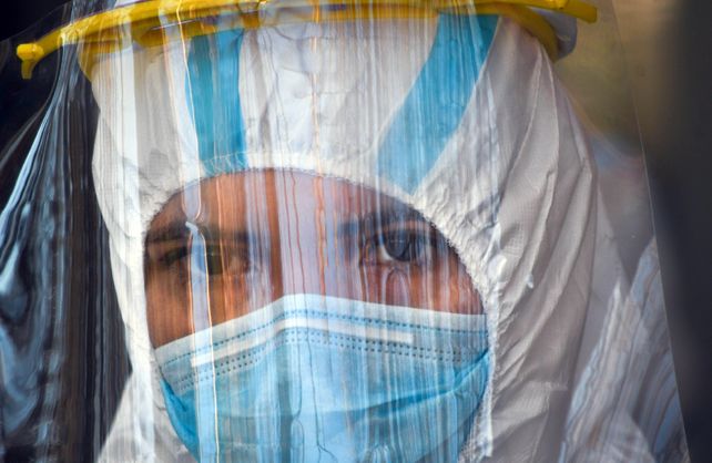 Salud: qué es el casco de oxígeno que utilizan siete provincias cuando no tienen respiradores