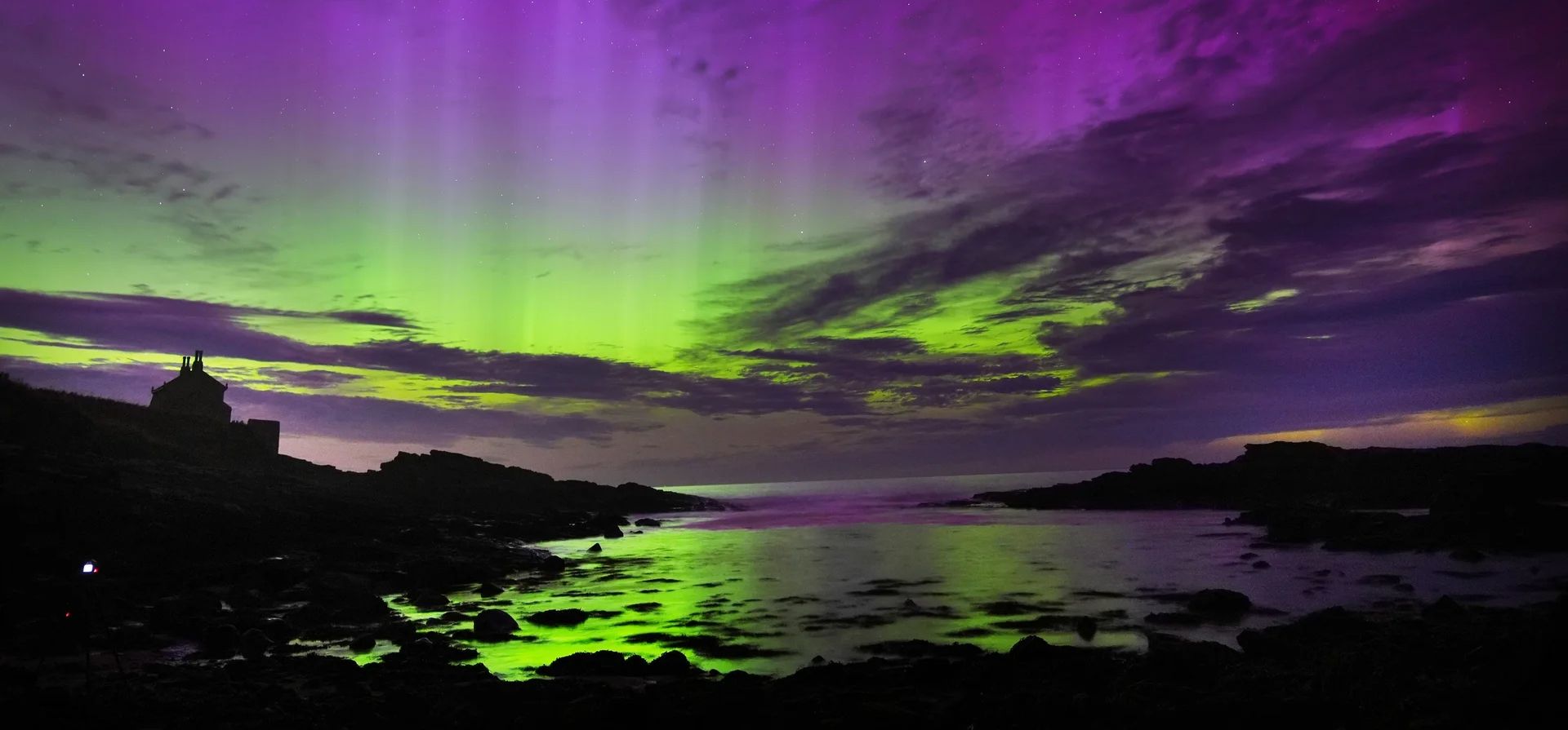 Las auroras boreales, también conocidas como auroras boreales, llenan el cielo sobre la Casa de Baños de Howick, Northumberland, Reino Unido. Fotografía: Owen Humphreys/PA Las auroras boreales, también conocidas como auroras boreales, llenan el cielo sobre la Casa de Baños de Howick, Northumberland, Reino Unido. Fotografía: Owen Humphreys/PA