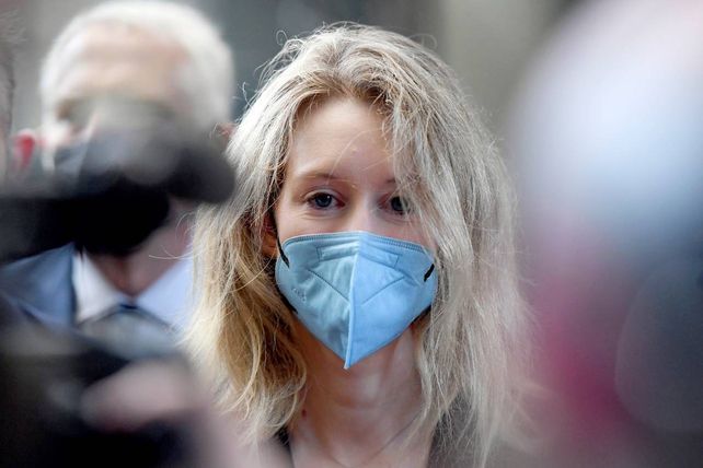 Elizabeth Holmes fue declarada culpable de graves cargos