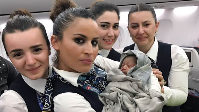 Las aeromozas de Turkish Airlines ayudaron a nacer a una bebé en pleno vuelo.