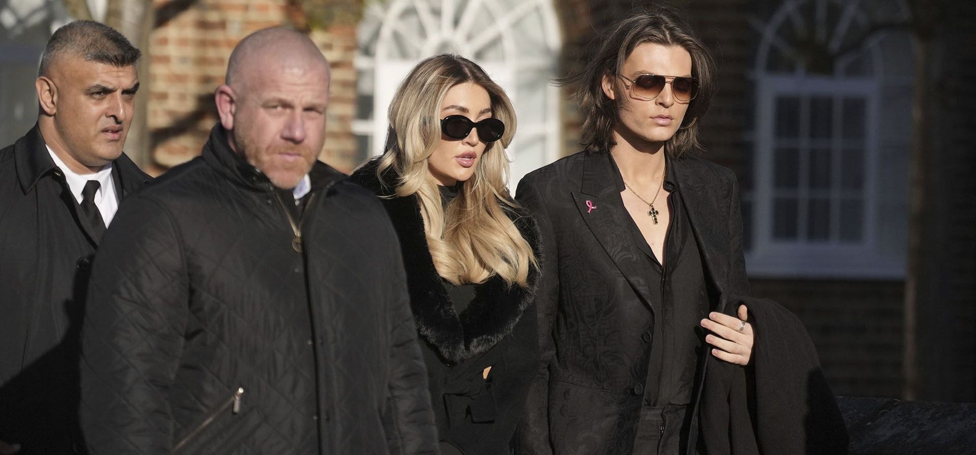 Damian Hurley, a la derecha, y Kate Cassidy, segunda a la derecha, llegan al funeral del cantante de One Direction, Liam Payne, en la iglesia de St Mary en Amersham, Inglaterra, el miércoles 20 de noviembre de 2024. (Andrew Matthews/PA vía AP)