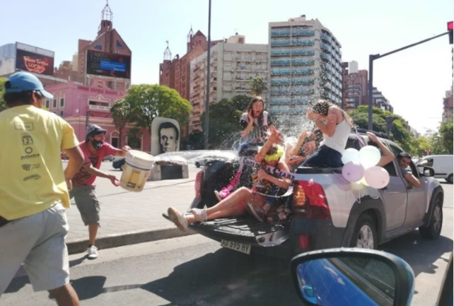 Salió a festejar que se recibió y un limpiavidrios anticipó el carnaval