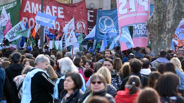 Los gremios docentes anticipan nuevas medidas de fuerza si se descuentan los días de paro.