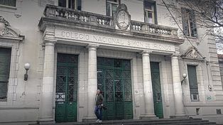 Detienen a un alumno del Colegio Nacional acusado de abuso sexual contra una compañera