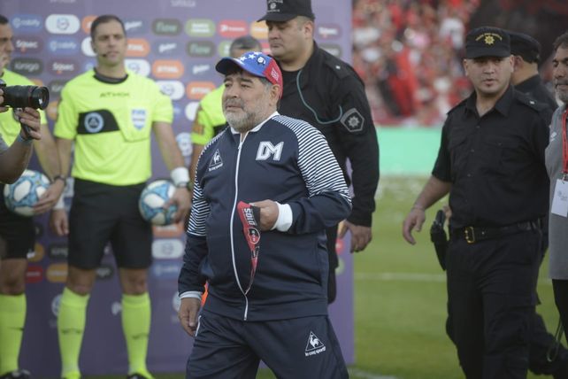 Newells rindió pleitesía a un Maradona que no pudo evitar las lágrimas