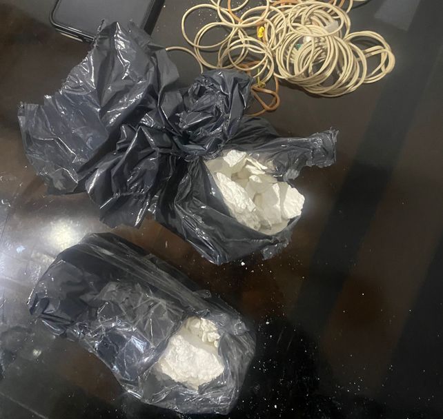 La cocaína estaba en dos paquetes envueltos en plástico negro
