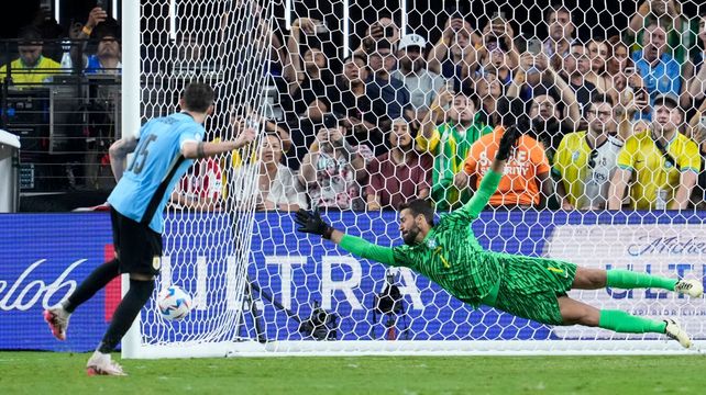Valverde le pega abajo y Allison no llega. Uruguay le ganó a Brasil por penales y jugará la semifinal de la Copa América.