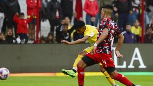 El Pupi Ferreyra dispara y contendrá el arquero de Barracas Central. Fue prácticamente la única clara de Central en todo el partido.
