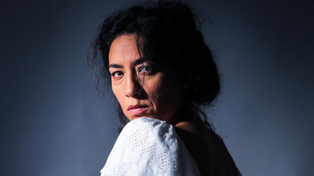 Lorena Vega, reconocida actriz y directora de teatro, referenciada como la psicóloga de la popular serie de Netflix Envidiosa, llega este fin de semana a Rosario