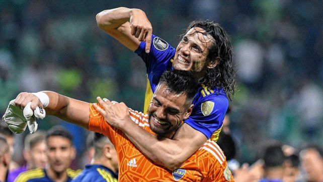 Cavani y Romero festejan la clasificación de Boca a la final.