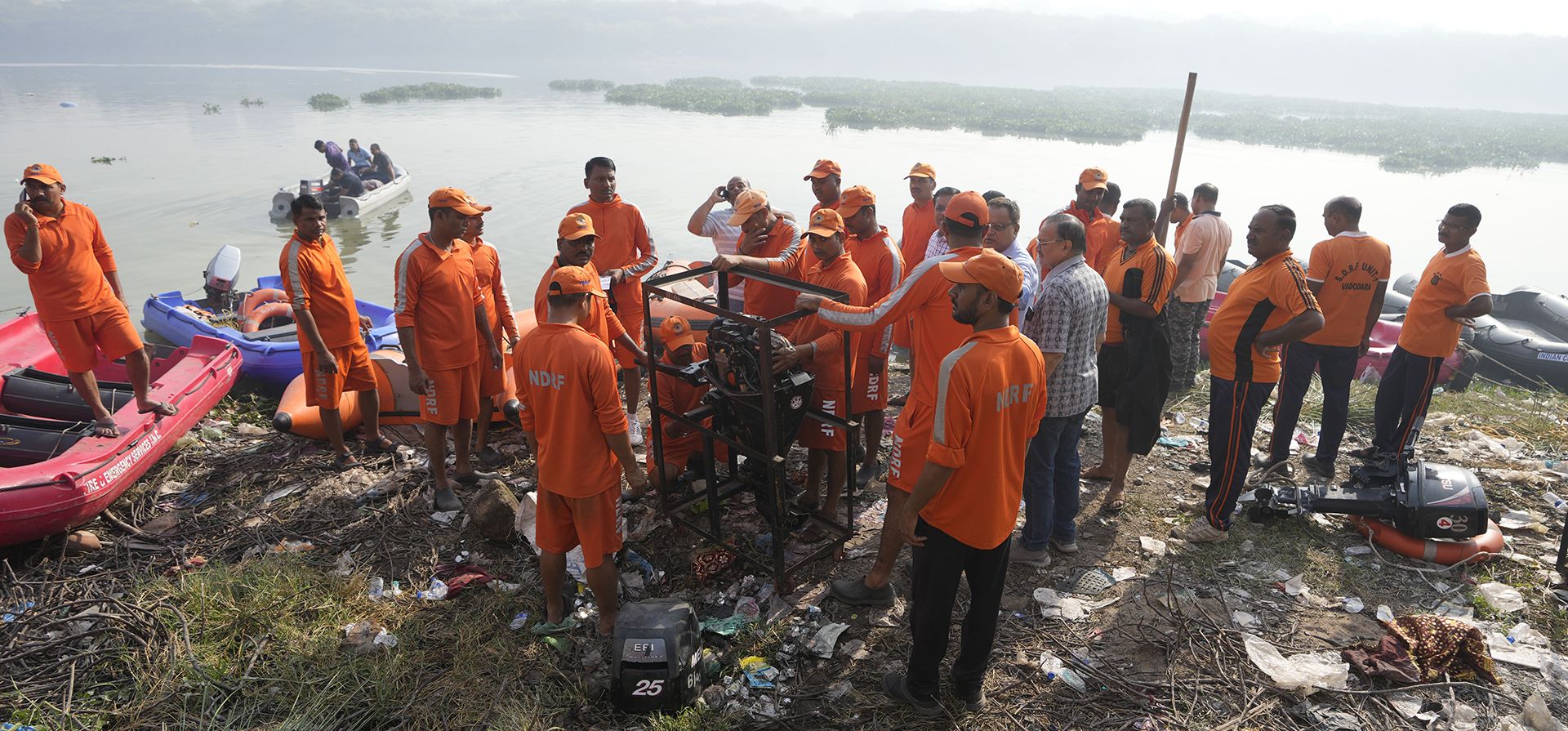 Personal de la NDRF se prepara para partir en una misión de búsqueda en el río Machchhhu, el sitio de un puente de cable que se derrumbó el domingo, en la ciudad de Morbi, en el estado occidental de Gujarat, India, el miércoles 2 de noviembre de 2022. Un puente colgante de cable centenario se derrumbó en el río Machchhu el domingo por la noche, enviando a cientos de personas al agua en uno de los peores accidentes del país en años.