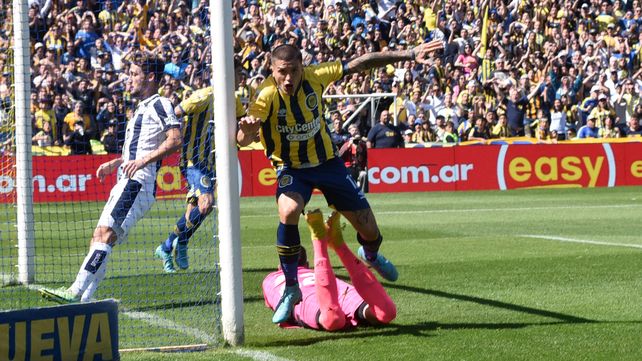 Alan Marinelli convierte contra Talleres, en el que fue fue el último triunfo de Central en el torneo.