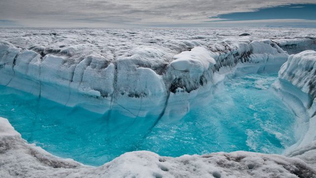 Alarma. Un canal de deshielo dentro de la masa helada de Groenlandia.