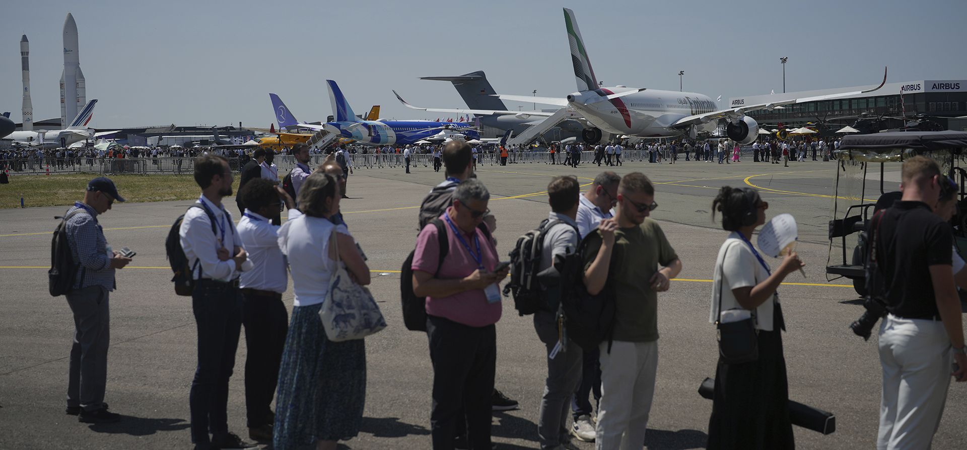 Personas visitan el Salón Aeronáutico de París, el miércoles 18 de junio de 2025, en Le Bourget, al norte de París. (Foto AP/Thibault Camus) Personas visitan el Salón Aeronáutico de París, el miércoles 18 de junio de 2025, en Le Bourget, al norte de París. (Foto AP/Thibault Camus)