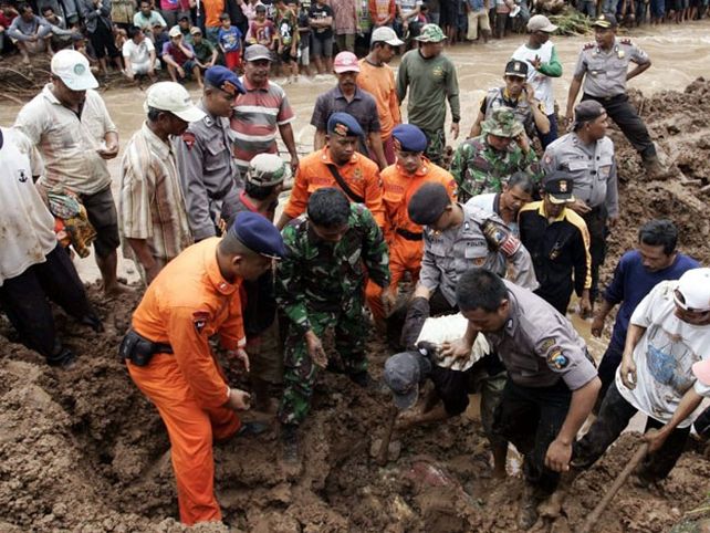 Un alud en Indonesia dejó 17 muertos y 90 desaparecidos