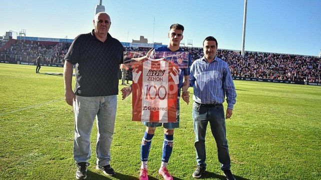 Kevin Zenón recibió el reconocimiento de la dirigencia de Unión por llegar a los 100 partidos oficiales.