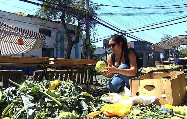Muestra. No es raro encontrar alimentos tirados en los alrededores de los mercados del país.