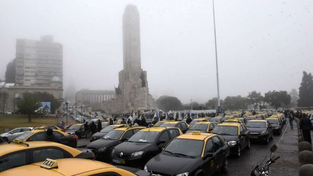 La caravana de taxistas llegó a media mañana al Monumento.