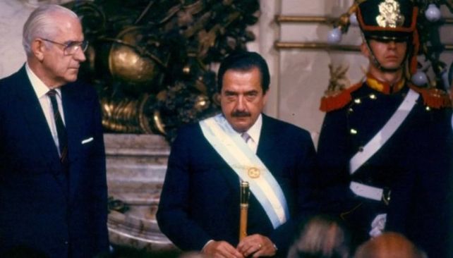 El doctor Raúl Alfonsín (centro) asumió la presidencia el 10 de diciembre de 1983. A la izquierda