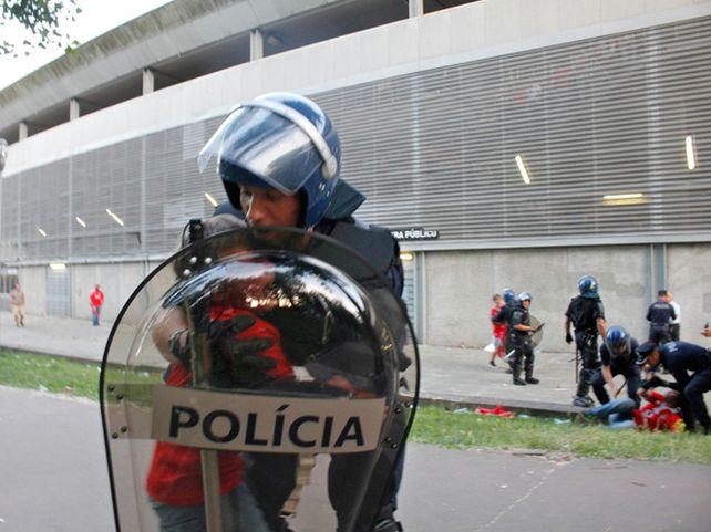 La defensa del hombre agredido por un policía en mayo de 2015 pide diez años de prisión para el efectivo.