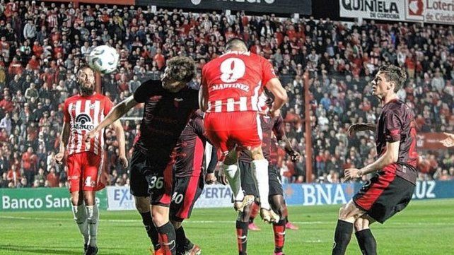 Un problema: Colón recibió cuatro goles de pelota parada Un problema: Colón recibió cuatro goles de pelota parada