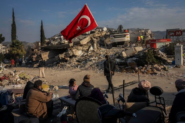 Suben a 25 mil los muertos en Turquía y aún encuentran a sobrevivientes