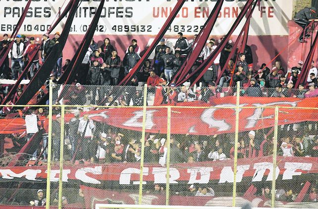 Antecedente. Hinchas de la Lepra siguieron al equipo en el debut