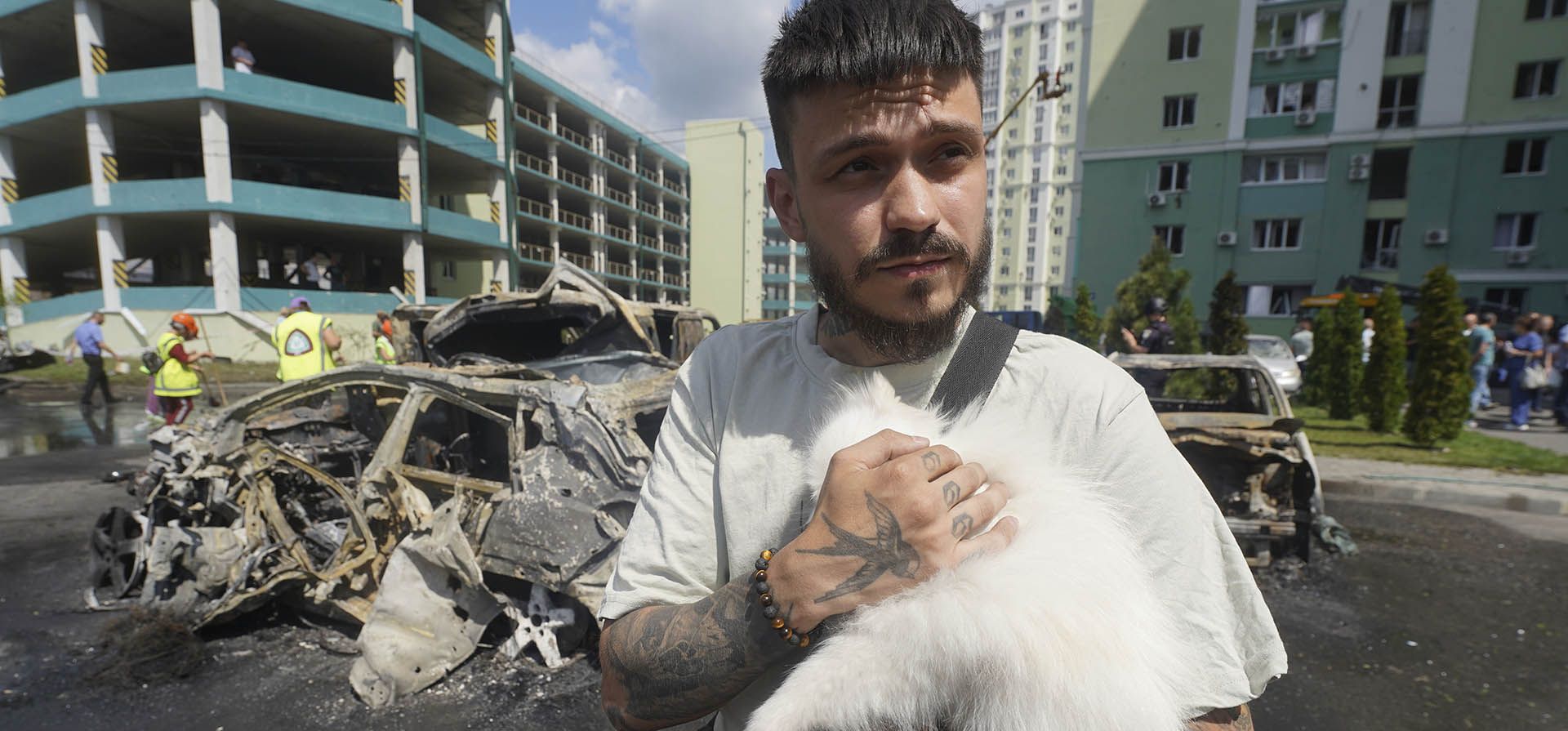 Un hombre consuela a su perro tras un ataque ruso en una zona residencial de Járkov, Ucrania, el jueves 24 de julio de 2025. (Foto AP/Andrii Marienko) Un hombre consuela a su perro tras un ataque ruso en una zona residencial de Járkov, Ucrania, el jueves 24 de julio de 2025. (Foto AP/Andrii Marienko)
