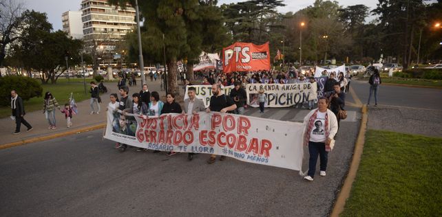 en camino. La hermana de Pichón encabezó la marcha de reclamo.