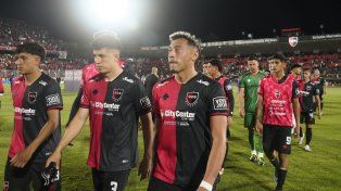 Máxima preocupación. Los jugadores de Newell’s se retiran contrariados tras la derrota con Unión. Deberán remar hasta el final para quedarse en primera.