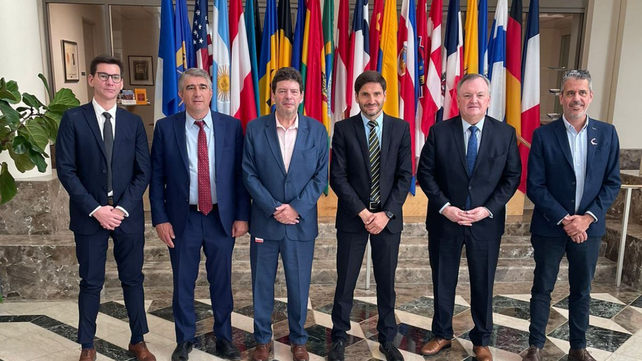 El gobernador electo Maximiliano Pullaro junto a los integrantes del BID y legisladores provinciales que lo acompañan en EE. UU.&nbsp;