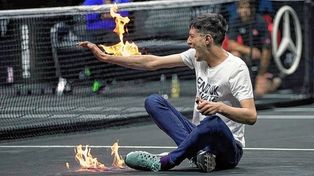 Un activista se quema el brazo en la Laver Cup.