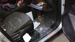 Los delincuentes rompieron los vidrios del Chevrolet propiedad del periodista Fernando Carrafiello y le robaron varios objetos.&nbsp;