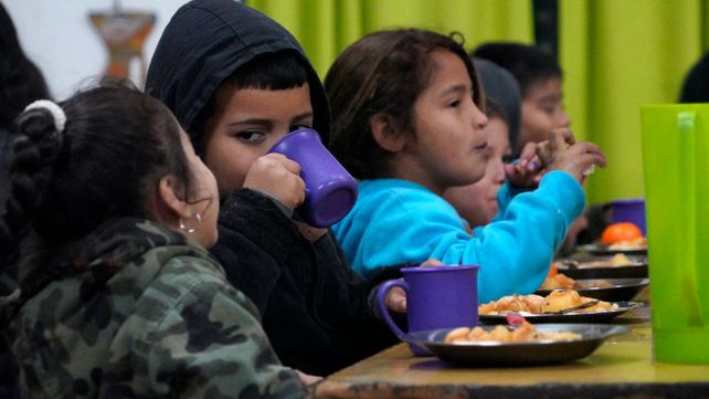 En el comedor de la Escuela ARA General Belgrano los chicos reciben la copa de leche y la ración de almuerzo.