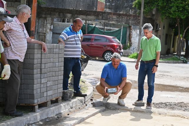 El intendente Alberto Ricci colocó el primer adoquín en la calle Santa Fe
