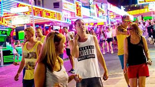 Clausuran una discoteca de Mallorca por practicar torneos de felaciones colectivas