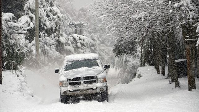 villa la angostura. En los barrios altos hay 10 centímetros de nieve.