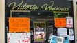 Enojo. El local de la modelo en el barrio Recoleta fue tapado con afiches contra la caza de animales.
