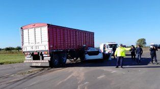 Una persona falleció en un accidente fatal en el cruce de las rutas 127 y la 32, acceso a Hasenkamp. El choque ocurrió este martes entre un auto y un camión