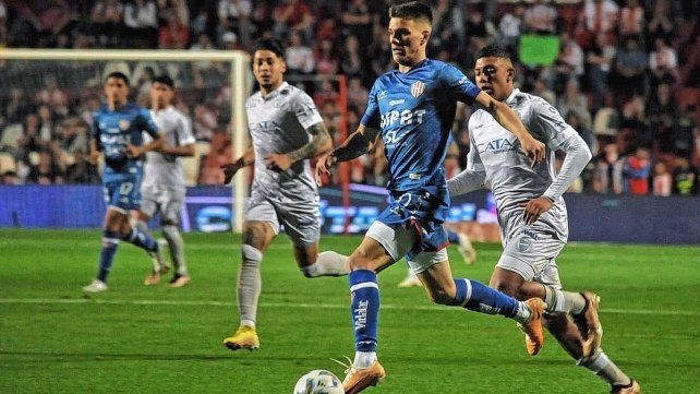 Zenón intentó marcar el camino por el costado izquierdo